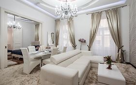 Opera Balkony Luxury Apartment With Free Parking